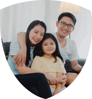 Imagem da seção hero - Família com três pessoas sorrindo